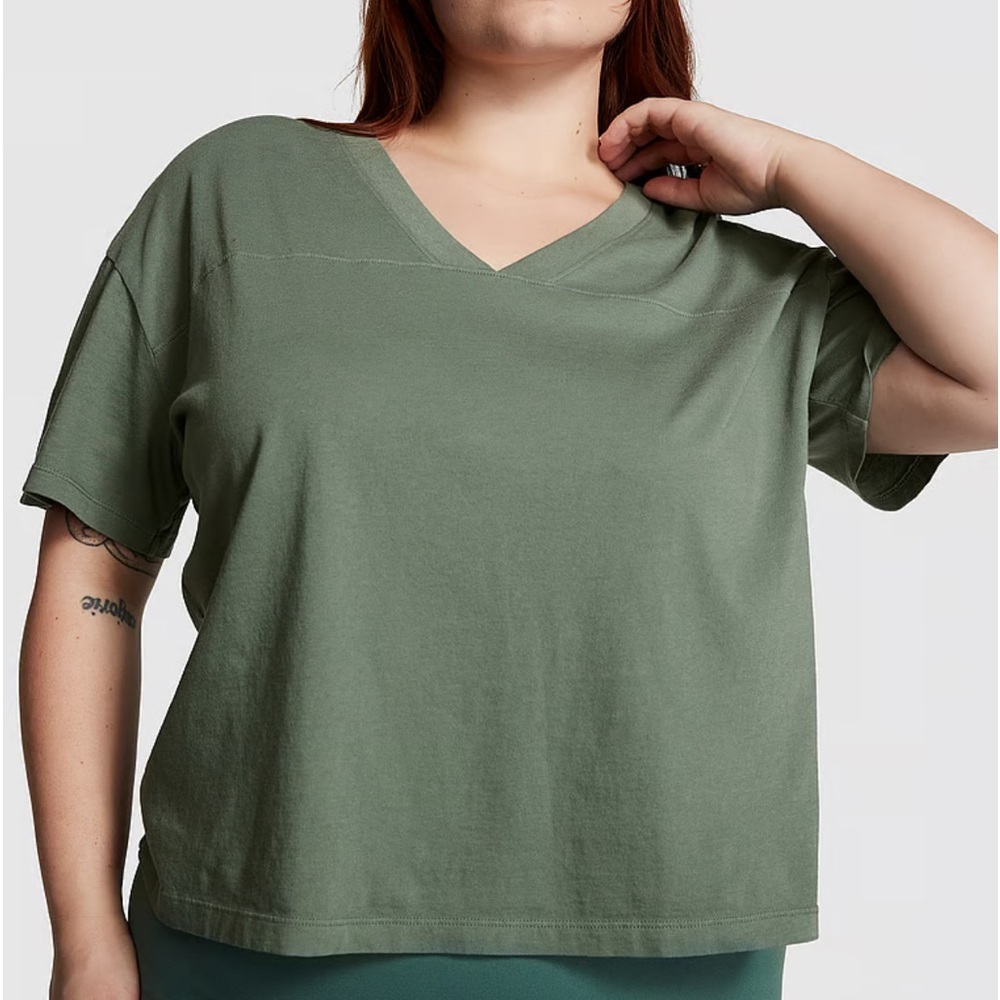 New PINK
SHORT-SLEEVE V-NECK TEE